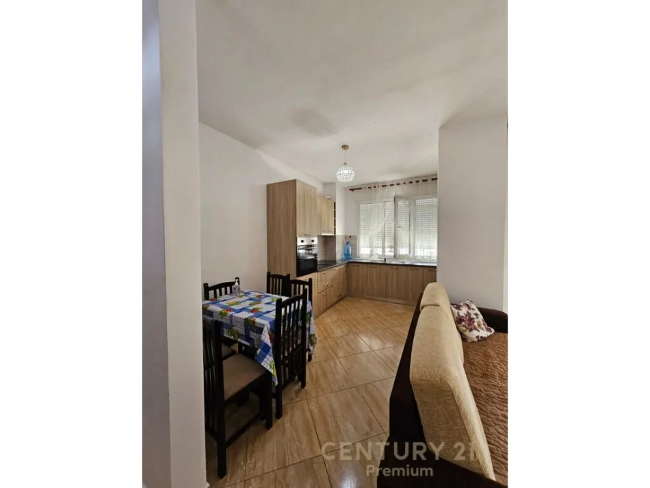 Tirane, jepet me qera apartament 2+1+Ballkon Kati 2, 90 m² 700 € (ne zonen e Liqenit të Thatë)