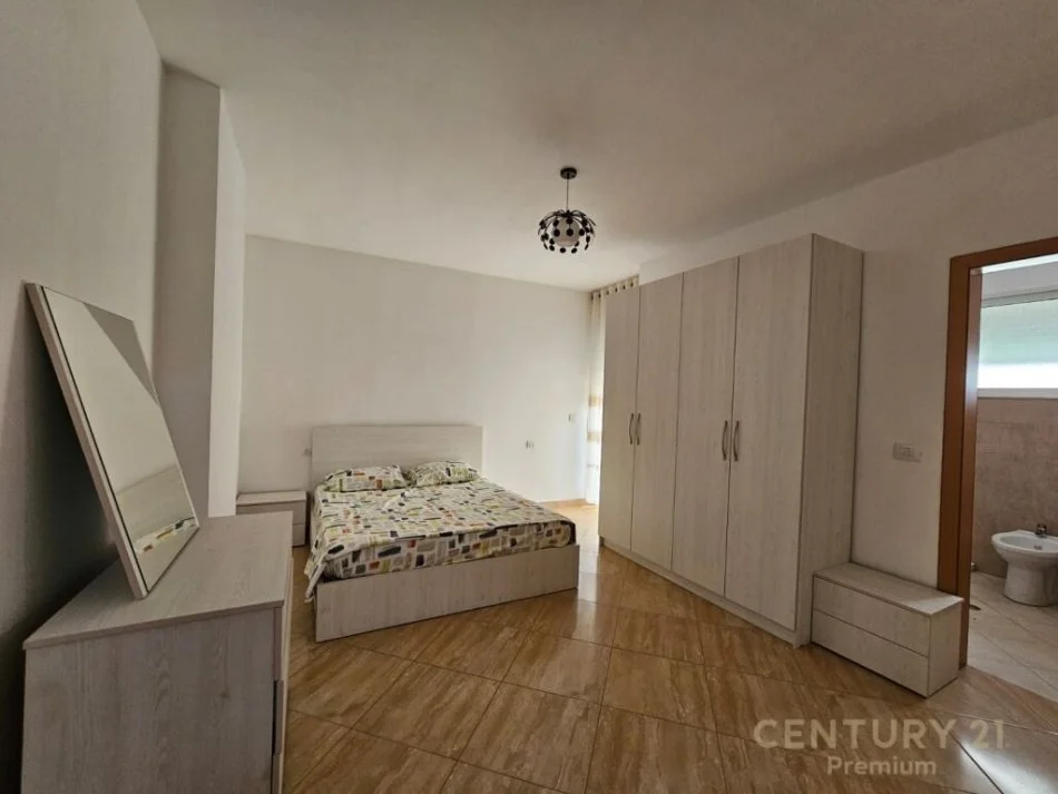 Tirane, jepet me qera apartament 2+1+Ballkon Kati 2, 90 m² 700 € (ne zonen e Liqenit të Thatë)