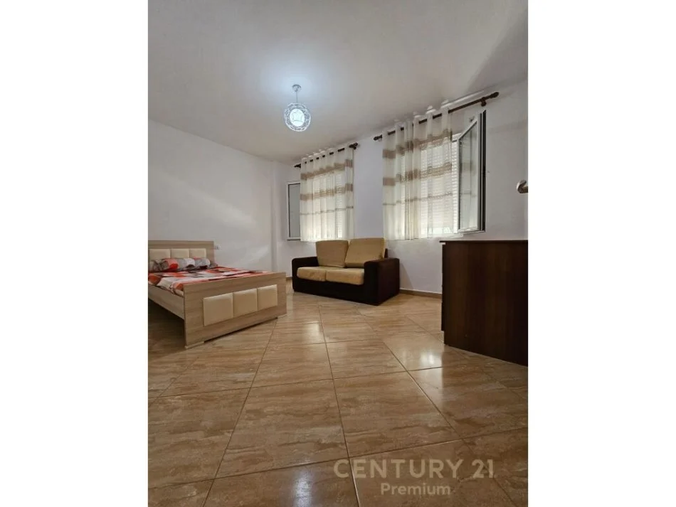 Tirane, jepet me qera apartament 2+1+Ballkon Kati 2, 90 m² 700 € (ne zonen e Liqenit të Thatë)