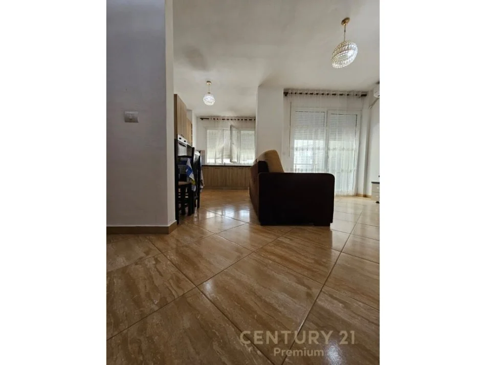 Tirane, jepet me qera apartament 2+1+Ballkon Kati 2, 90 m² 700 € (ne zonen e Liqenit të Thatë)