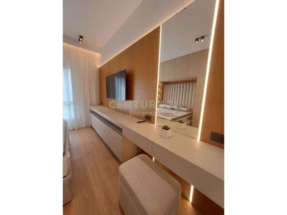 Tirane, jepet me qera apartament 1+1 Kati 8, 69 m² 800 € (porcelan)