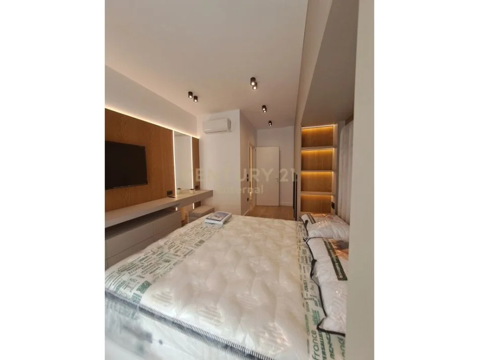 Tirane, jepet me qera apartament 1+1 Kati 8, 69 m² 800 € (porcelan)