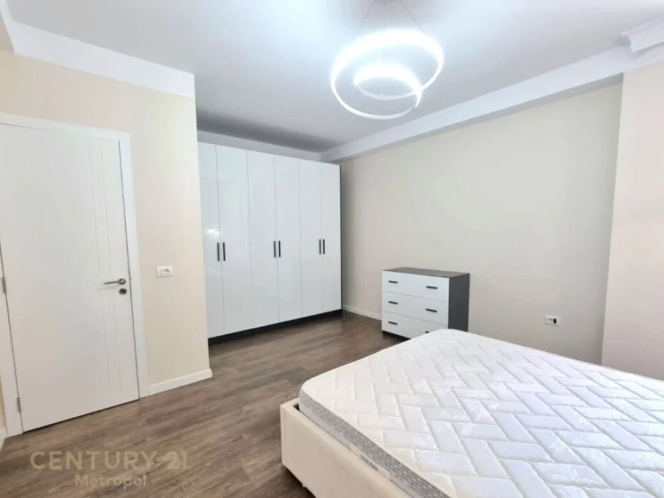 Tirane, jepet me qera apartament 1+1 Kati 8, 60 m² 700 € (qender)