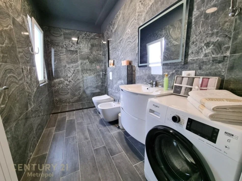 Tirane, jepet me qera apartament 1+1 Kati 8, 60 m² 700 € (prane Qendres!)