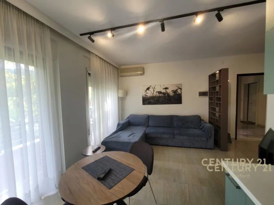 Tirane, jepet me qera apartament 1+1 Kati 2, 65 m² 500 € (Kopshti Botanik (xhamia))