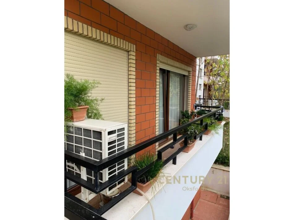 Tirane, jepet me qera apartament 1+1 Kati 2, 65 m² 500 € (Kopshti Botanik (xhamia))