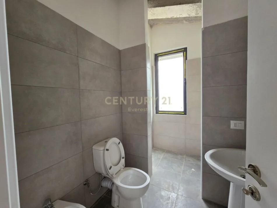 Tirane, shitet apartament 2+1 Kati 4, 127 m² 255.000 € (liqeni i thate)
