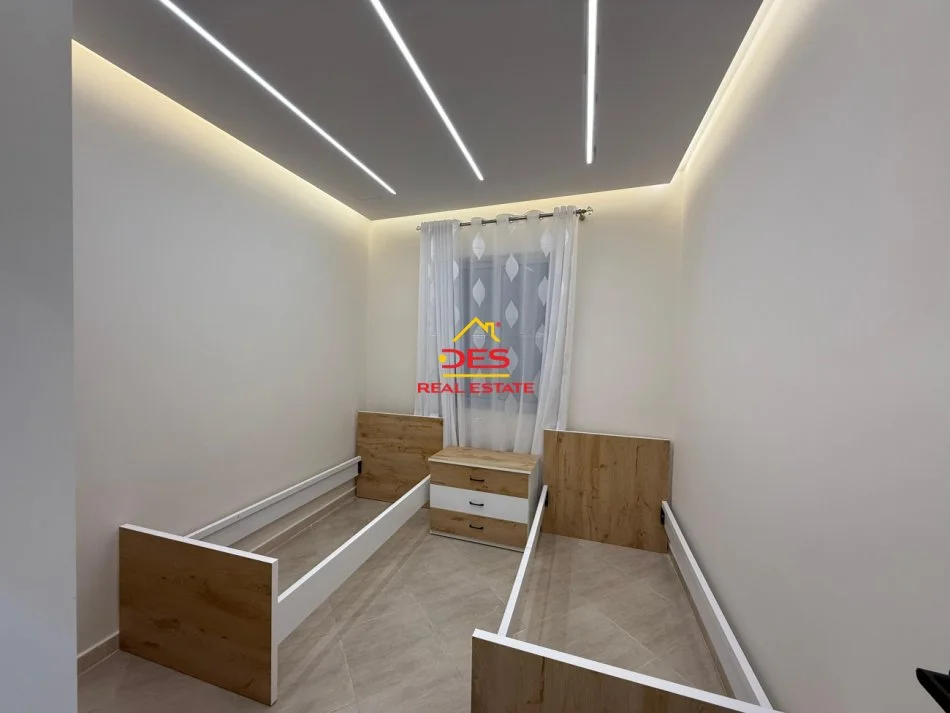 Vlore, shitet apartament 2+1+Ballkon Kati 1, 100 m² 159.000 € (Rruga Dhimitër Konomi)