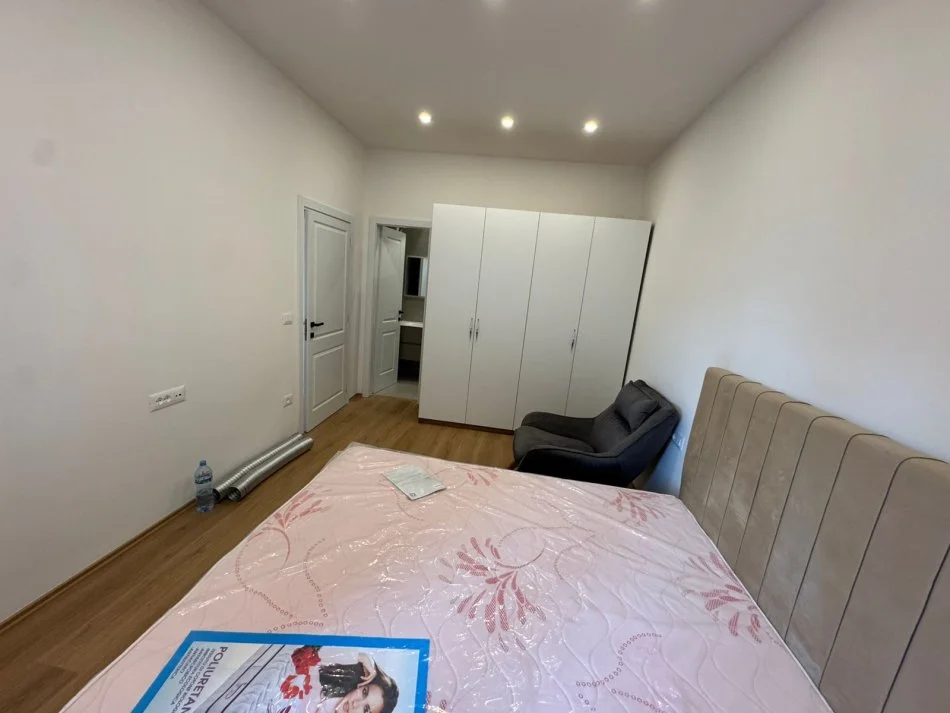 Tirane, jepet me qera apartament 1+1 Kati 4, 62 m² 700 € (Sheshi willson)