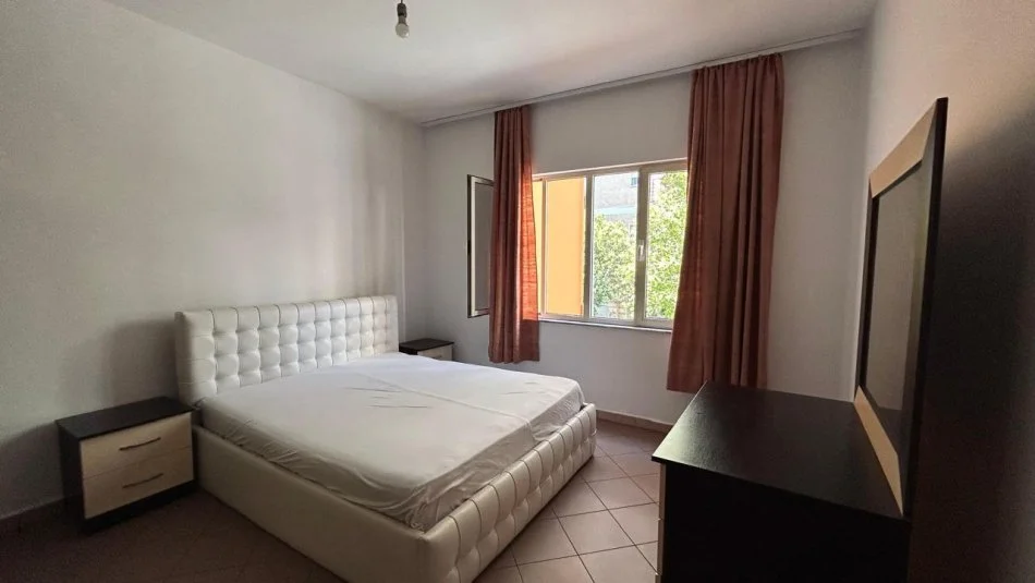 Tirane, jepet me qera 2+1 Kati 2, 79 m² 400 € 