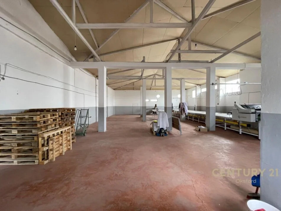 Tirane, jepet me qera magazine Kati 2, 360 m² 700 € (Sauk i Ri)