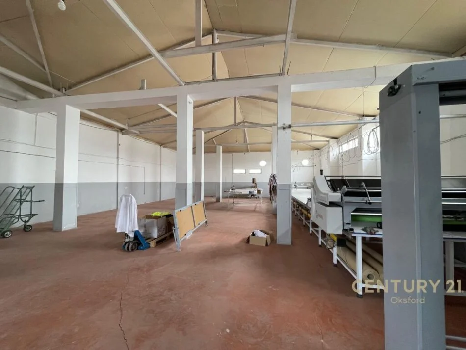 Tirane, jepet me qera magazine Kati 2, 360 m² 700 € (Sauk i Ri)