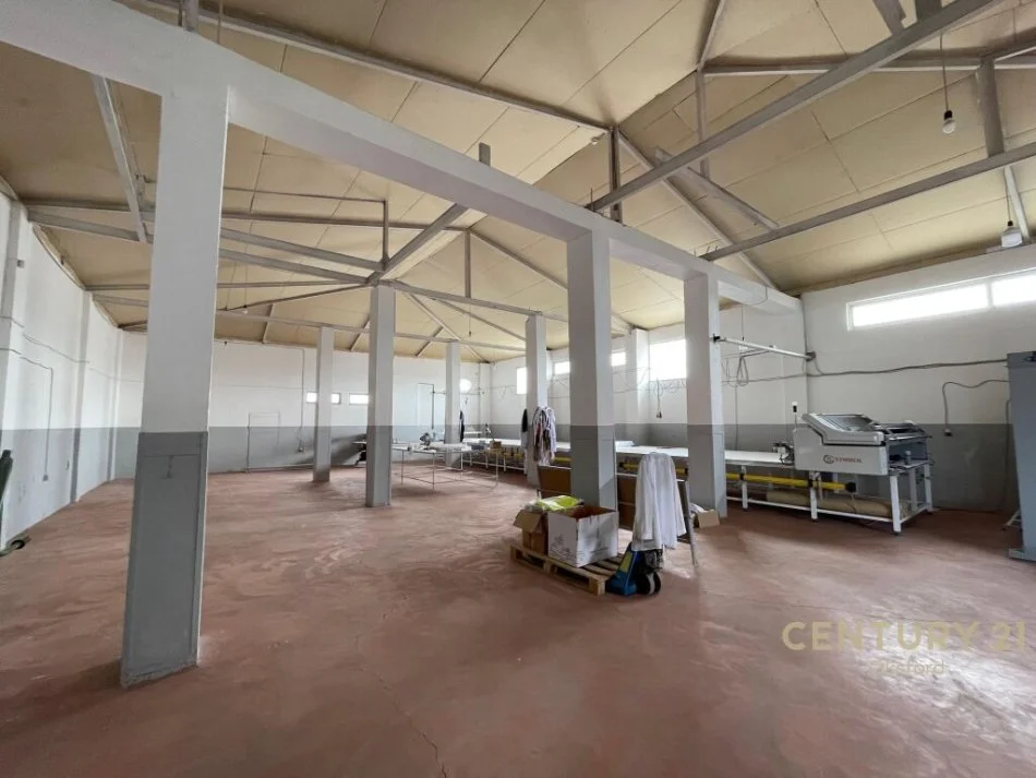 Tirane, jepet me qera magazine Kati 2, 360 m² 700 € (Sauk i Ri)