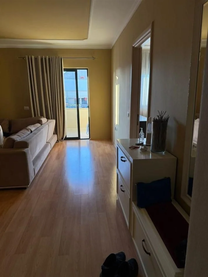 Tirane, jepet me qera apartament 1+1+Ballkon Kati 9, 74 m² 450 € (Besim Alla)