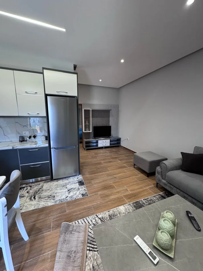 Tirane, jepet me qera shtepi 2+1+Ballkon Kati 2, 90 m² 450 € (rruga 3 Deshmoret)