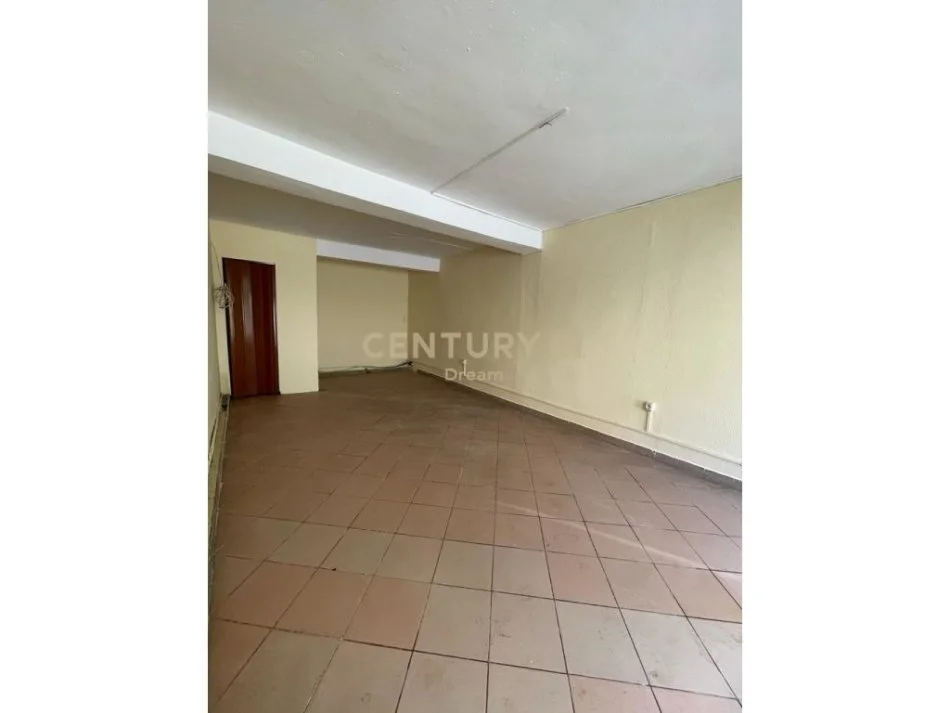 Tirane, jepet me qera dyqan Kati 0, 38 m² 250 € (Rruga Faik Turdiu, Xhamlliku)
