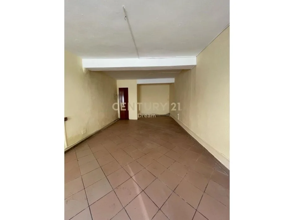 Tirane, jepet me qera dyqan Kati 0, 38 m² 250 € (Rruga Faik Turdiu, Xhamlliku)