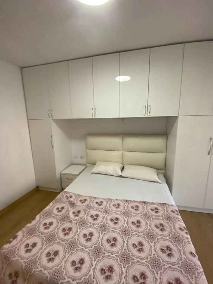 Tirane, jepet me qera apartament 1+1 Kati 1, 65 m² 600 € (rruga Myslym Shyr)