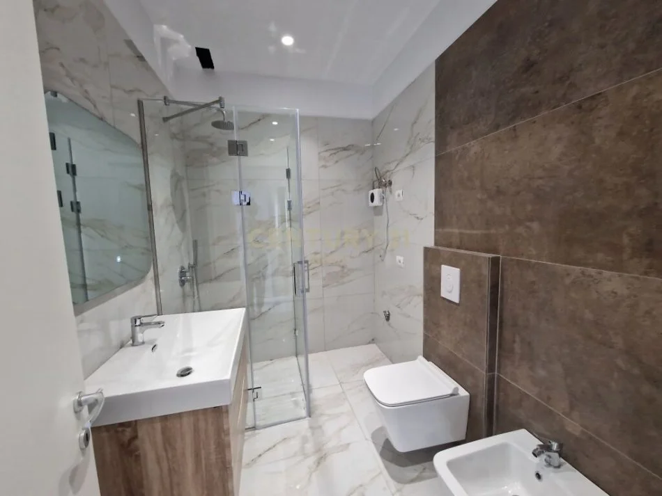 Tirane, jepet me qera apartament 1+1 Kati 2, 57 m² 450 € (laprake)