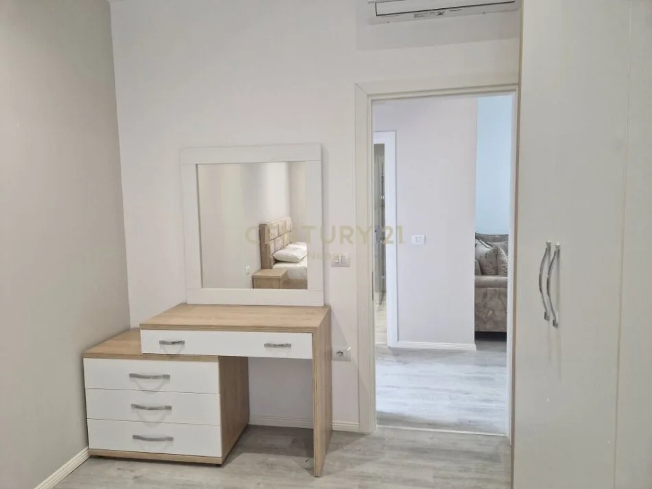 Tirane, jepet me qera apartament 1+1 Kati 2, 57 m² 450 € (laprake)