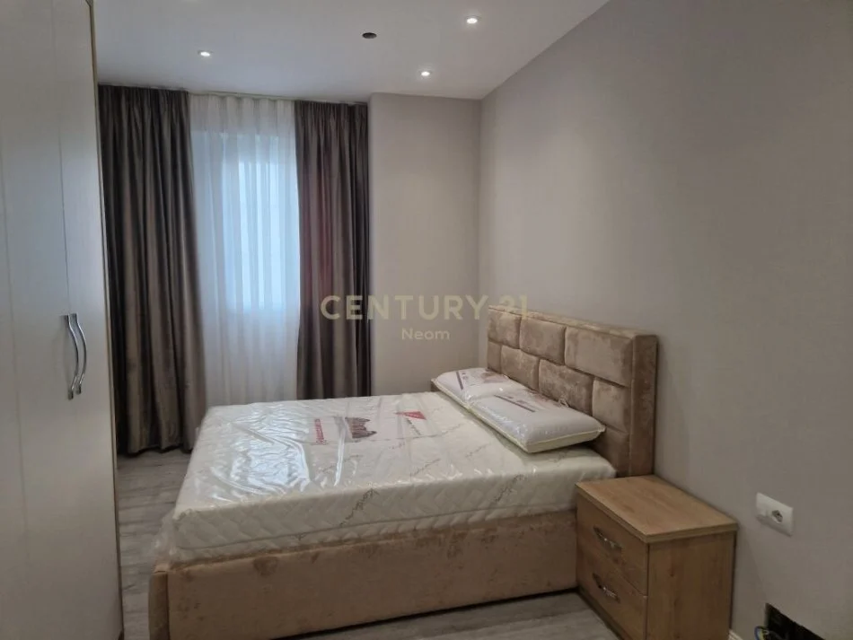 Tirane, jepet me qera apartament 1+1 Kati 2, 57 m² 450 € (laprake)