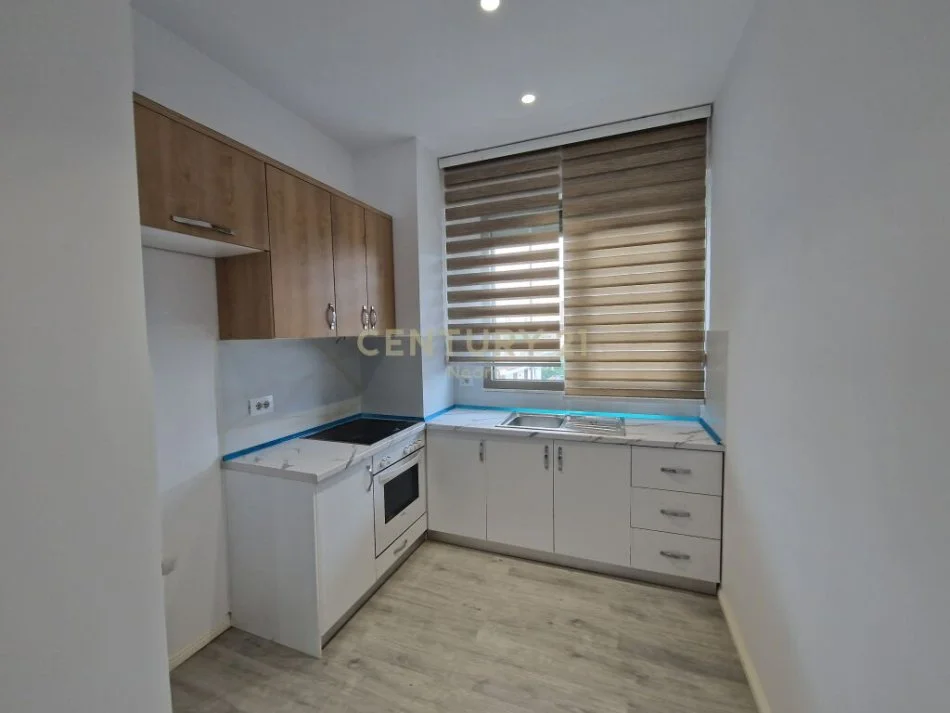 Tirane, jepet me qera apartament 1+1 Kati 2, 57 m² 450 € (laprake)