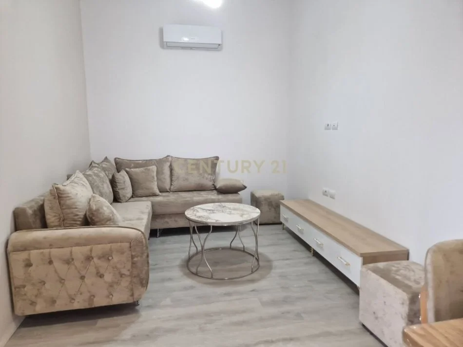 Tirane, jepet me qera apartament 1+1 Kati 2, 57 m² 450 € (laprake)