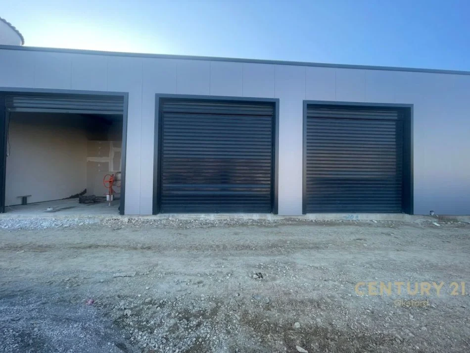 Tirane, jepet me qera magazine Kati 0, 140 m² 800 € (Sauk i Ri)