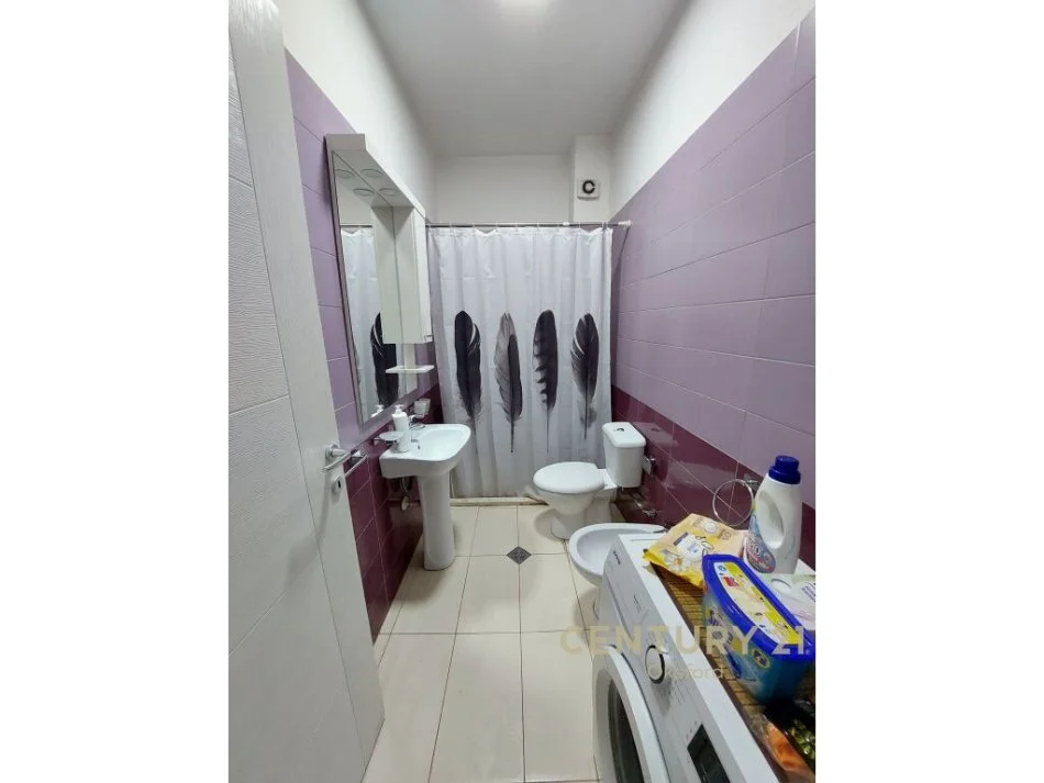 Tirane, jepet me qera apartament 1+1 Kati 7, 84 m² 600 € (PARKU OLIMPIK)