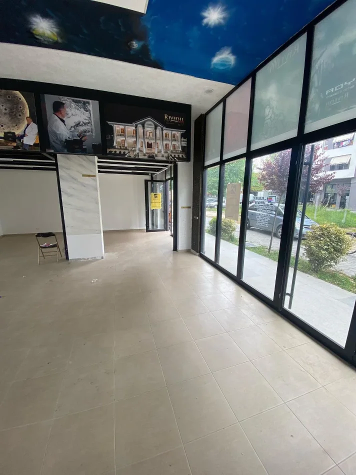 Tirane, shitet dyqan Kati 0, 122 m² (Rruga 5 Maji)