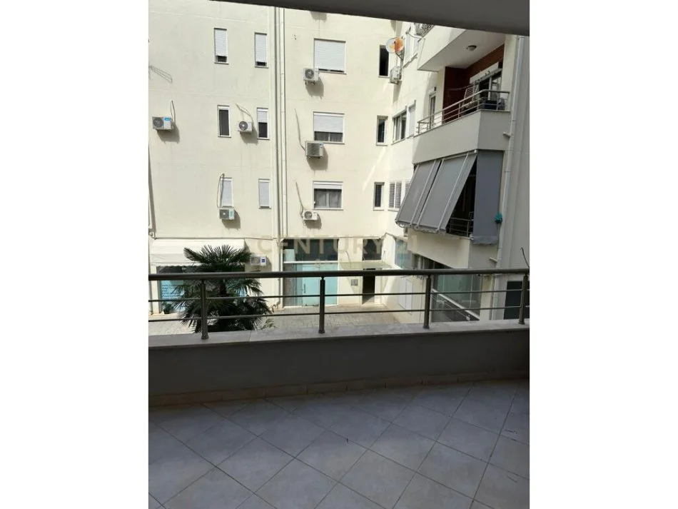 Tirane, jepet me qera apartament 1+1 Kati 1, 75 m² 600 € (LIQENI THATE)