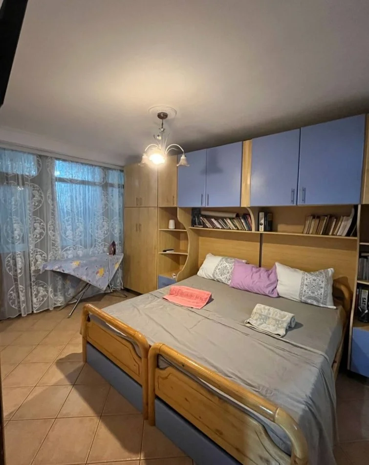 Tirane, jepet me qera apartament 2+1 Kati 2, 85 m² 700 € (21 dhjetori pran mozaikut)