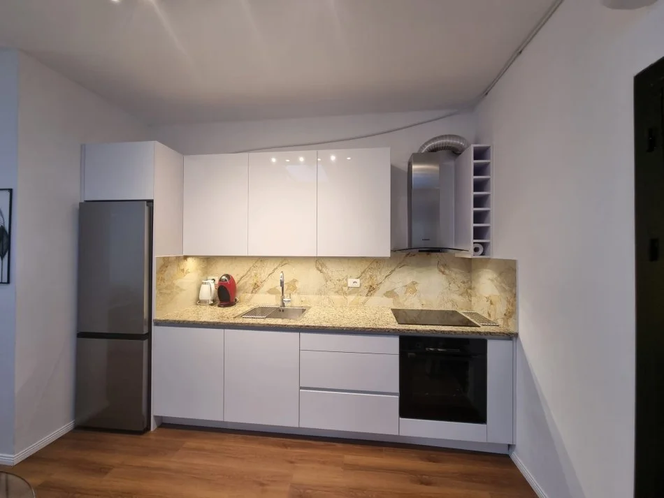 Tirane, jepet me qera apartament 1+1+Ballkon Kati 10, 70 m² 700 € (Rruga e Barrikadave)