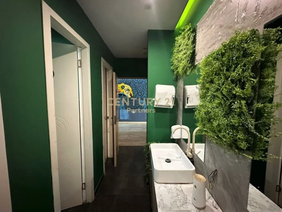 Tirane, shitet dyqan Kati 0, 59 m² 210.000 € (Ish Parku i Autobuzave, Rruga e Kavajes)