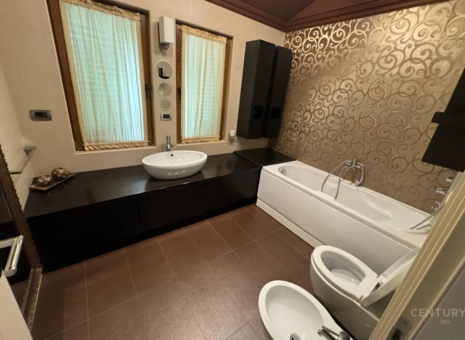 Tirane, jepet me qera Vile 3+1+Aneks+Ballkon Kati 3, 350 m² 3.300 € (KODRA E Diellit)