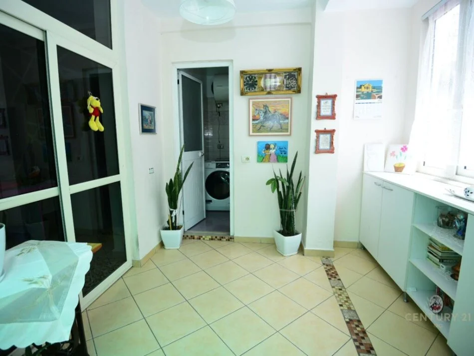Tirane, jepet me qera apartament 1+1+Ballkon Kati 1, 90 m² 600 € (pazari ri)