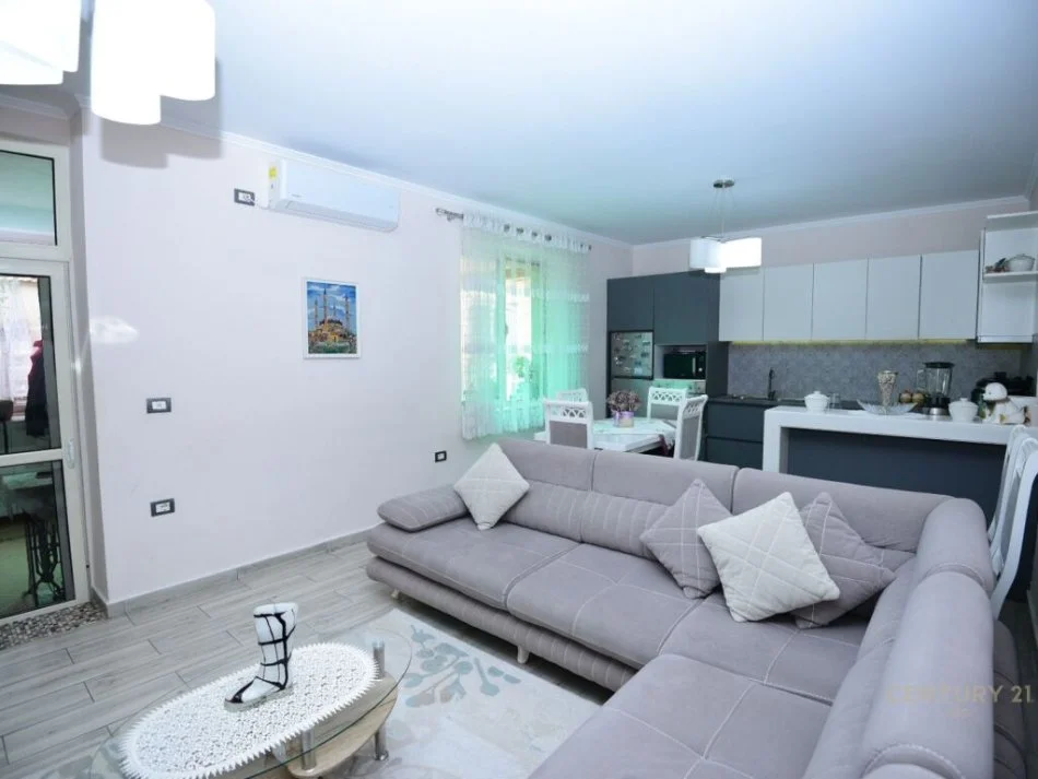 Tirane, jepet me qera apartament 1+1+Ballkon Kati 1, 90 m² 600 € (pazari ri)