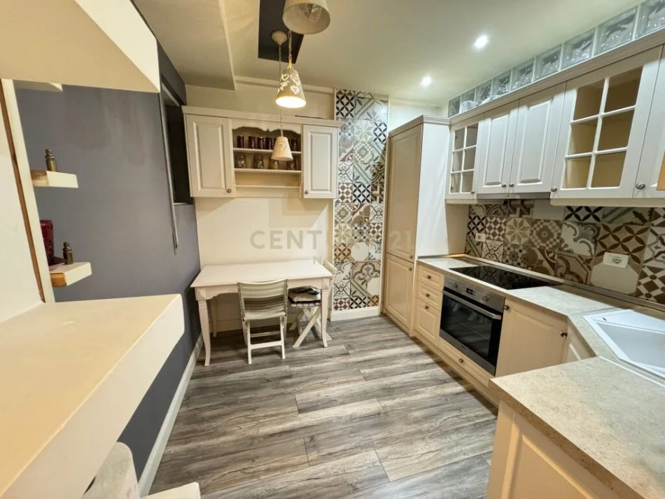 Tirane, jepet me qera apartament 1+1 Kati 1, 550 € (rruga peti)