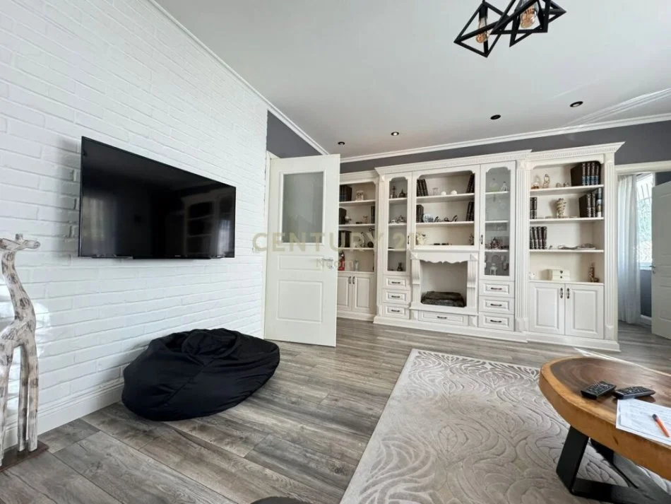 Tirane, jepet me qera apartament 1+1 Kati 1, 550 € (rruga peti)