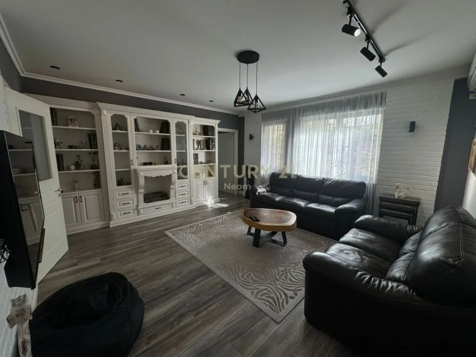 Tirane, jepet me qera apartament 1+1 Kati 1, 550 € (rruga peti)