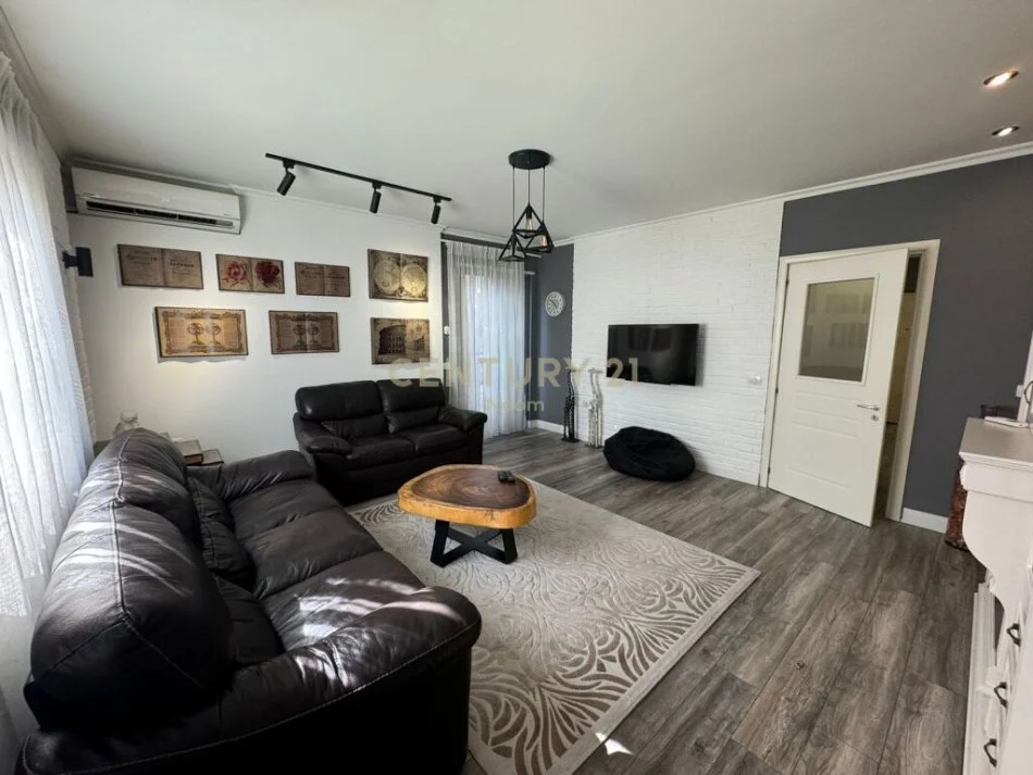 Tirane, jepet me qera apartament 1+1 Kati 1, 550 € (rruga peti)