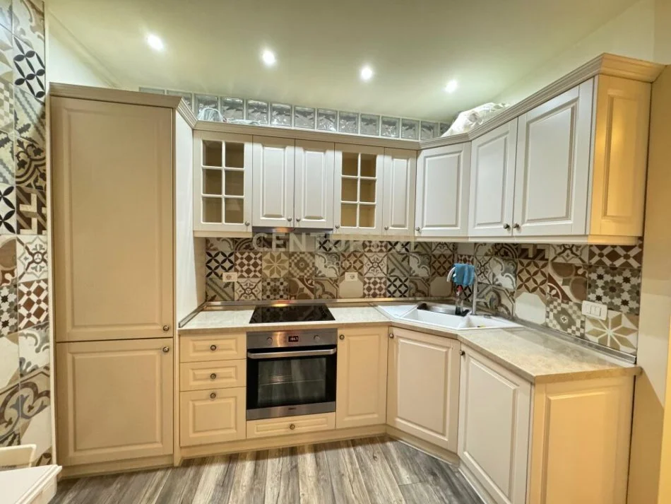 Tirane, jepet me qera apartament 1+1 Kati 1, 550 € (rruga peti)