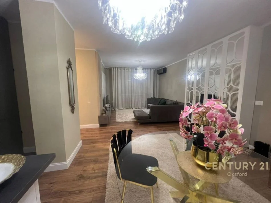 Tirane, jepet me qera 2+1+Aneks+Ballkon Kati 3, 102 m² 750 € (rruga e barrikadave)