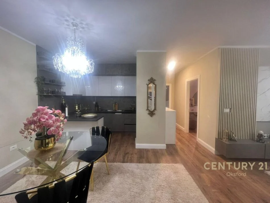 Tirane, jepet me qera apartament 2+1 Kati 3, 90 m² 800 € (e barrikadaa)