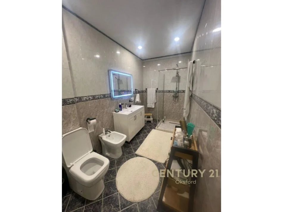 Tirane, jepet me qera apartament 2+1 Kati 3, 90 m² 800 € (e barrikadaa)