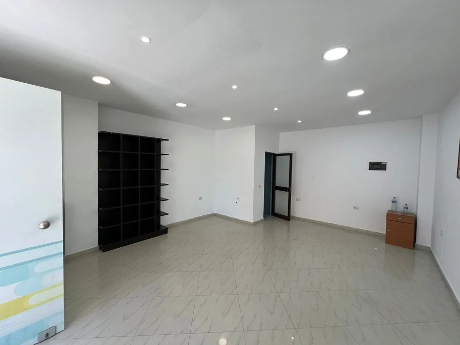 Tirane, jepet me qera dyqan Kati 0, 34 m² 280 € (Porcelan)