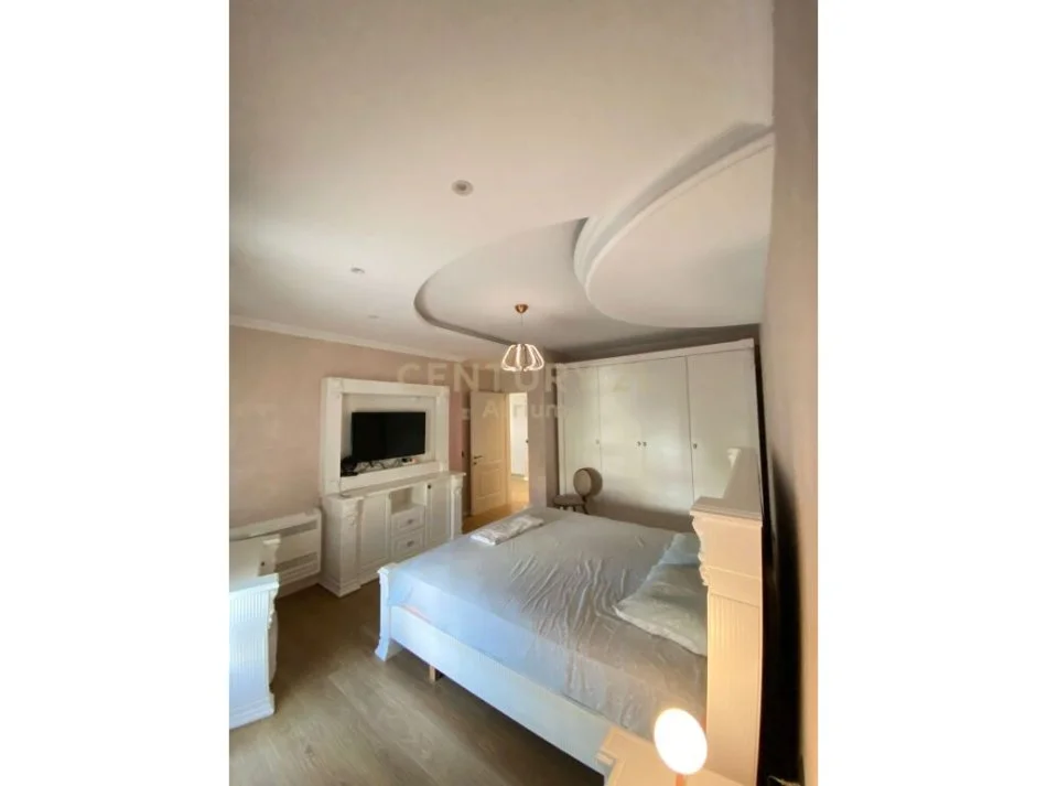 Tirane, jepet me qera apartament 1+1+Ballkon Kati 4, 92 m² 600 € (tregu elektrik)