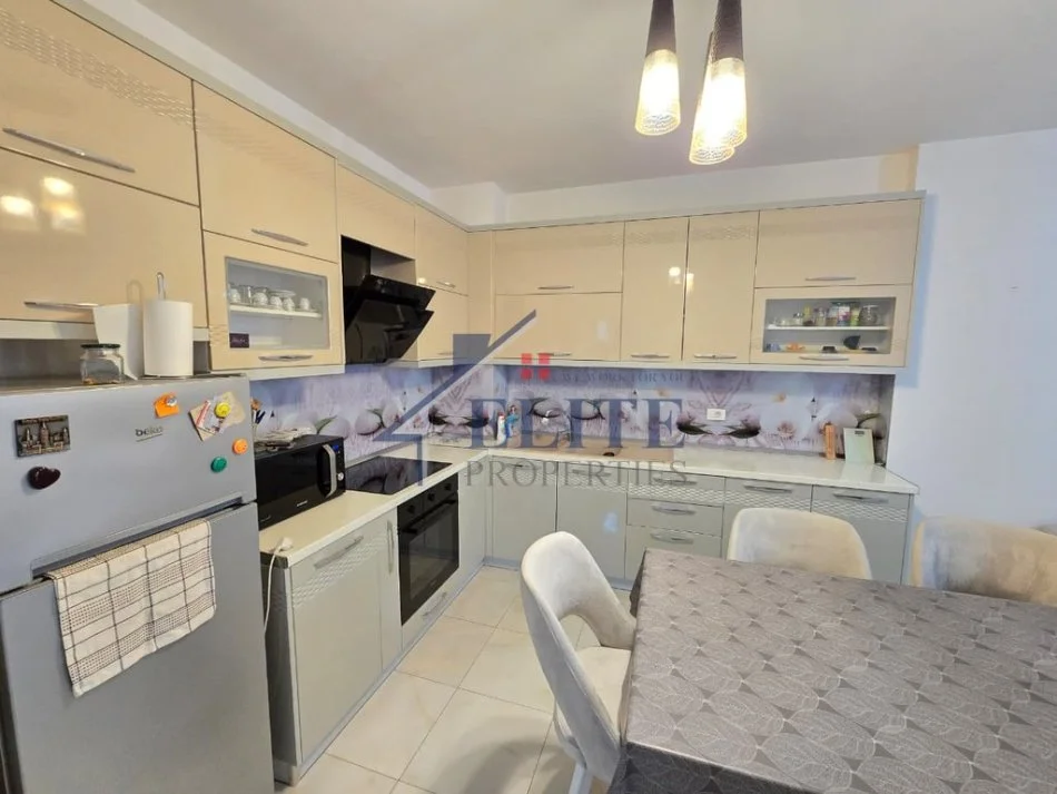 Tirane, jepet me qera apartament 2+1+Ballkon Kati 2, 110 m² 1.100 € (Prane Gjimnazit Partizani)