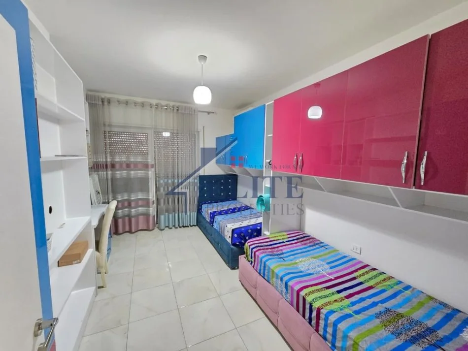 Tirane, jepet me qera apartament 2+1+Ballkon Kati 2, 110 m² 1.100 € (Prane Gjimnazit Partizani)