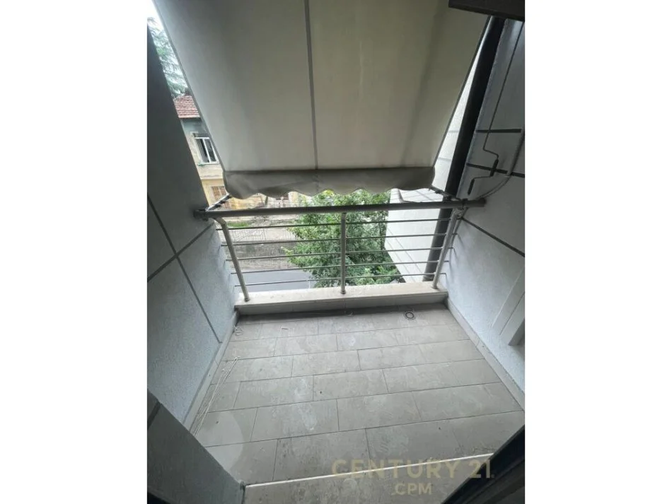 Tirane, jepet me qera apartament 1+1 Kati 3, 89 m² 500 € (rruga e dibres)